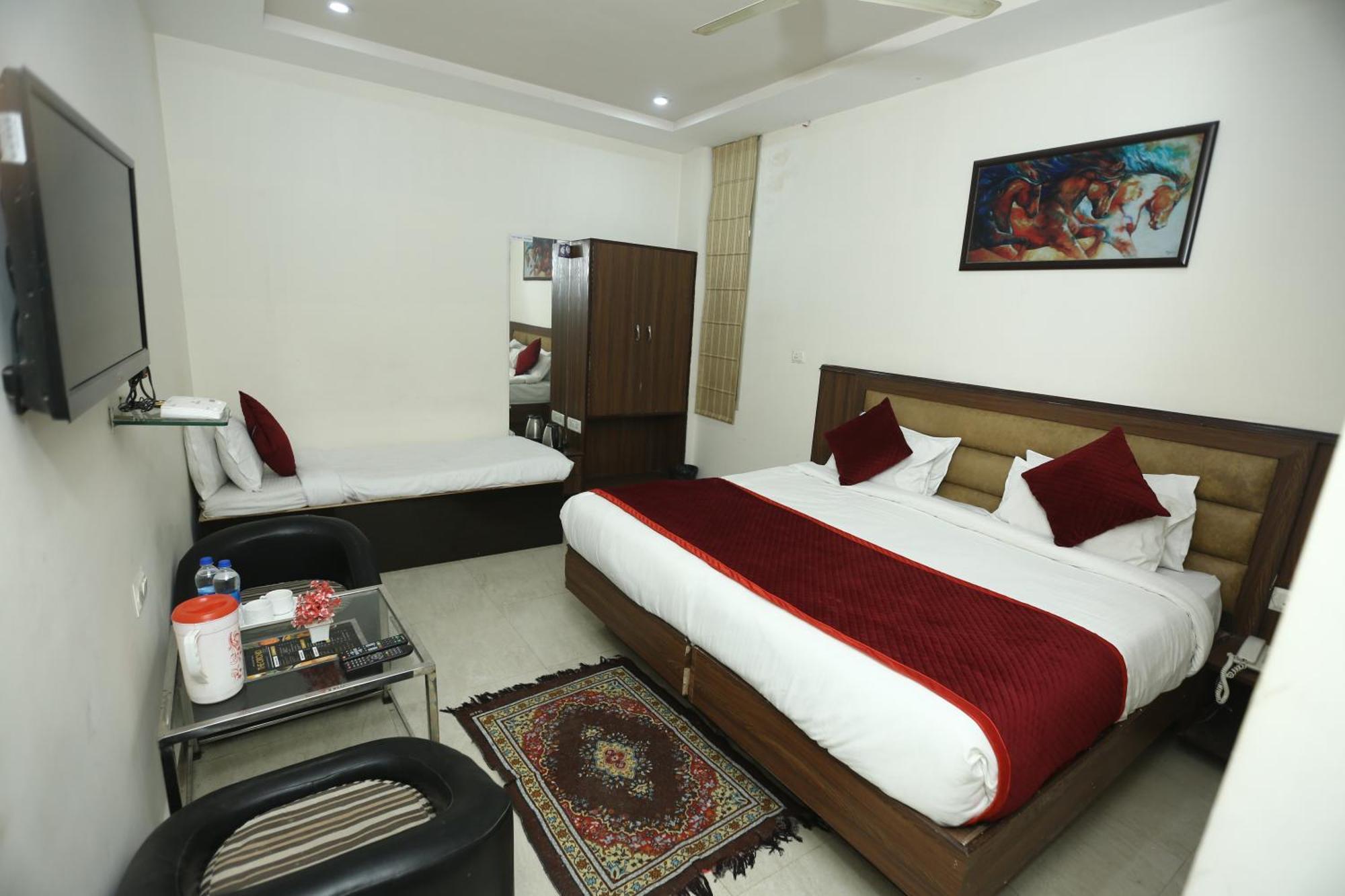 24 Hotel & Resort آغْرا المظهر الخارجي الصورة