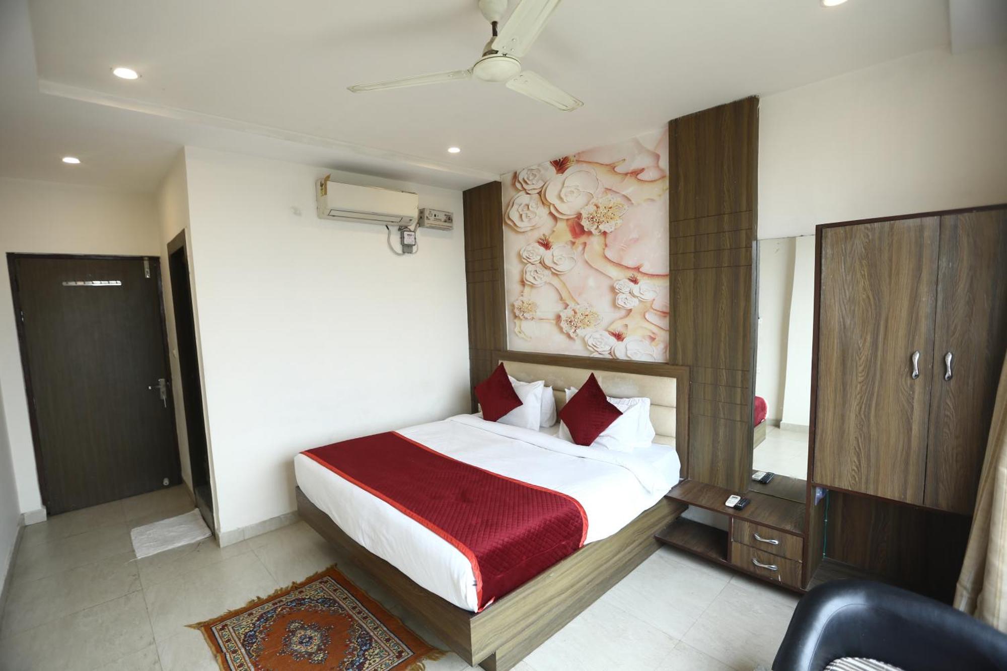 24 Hotel & Resort آغْرا المظهر الخارجي الصورة