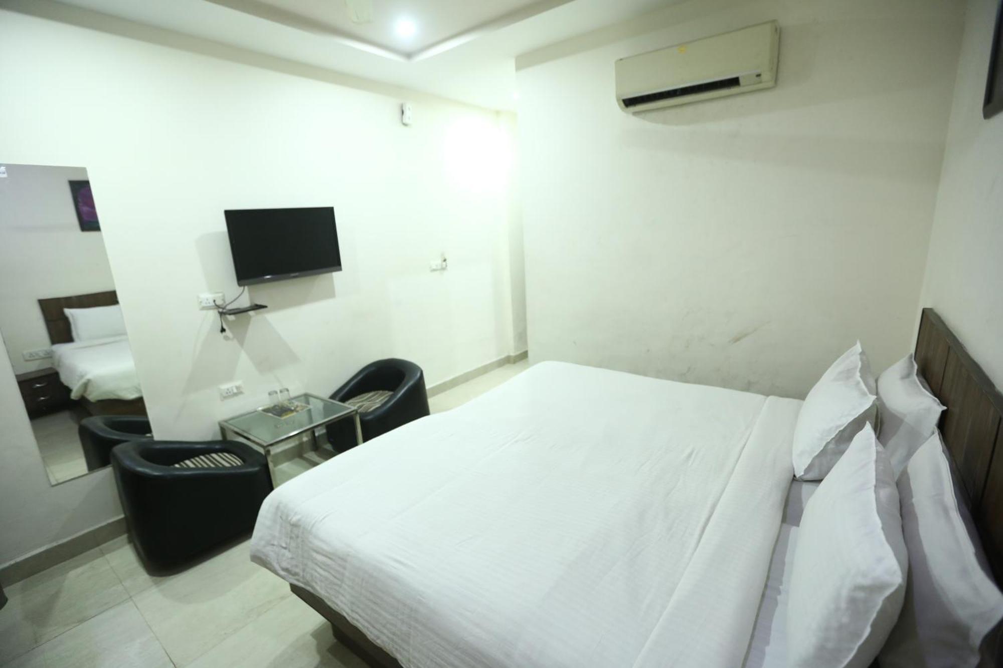 24 Hotel & Resort آغْرا المظهر الخارجي الصورة